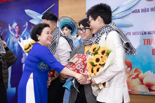 Hoa hậu Thùy Tiên trao tặng món quà đặc biệt cho Bảo tàng Phụ nữ Nam Bộ ảnh 3