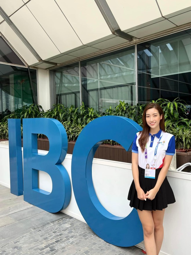 Hoa hậu Đỗ Mỹ Linh bận rộn "ngày 5 bản tin" để phục vụ SEA Games ảnh 1