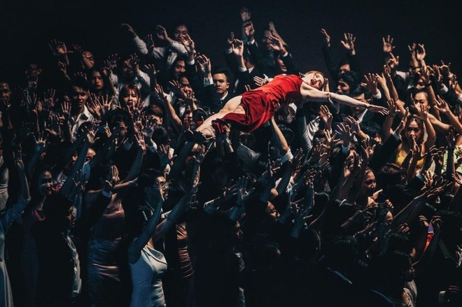 MV mới của Trúc Nhân gây ấn tượng với màn trình diễn của 300 vũ công ảnh 2