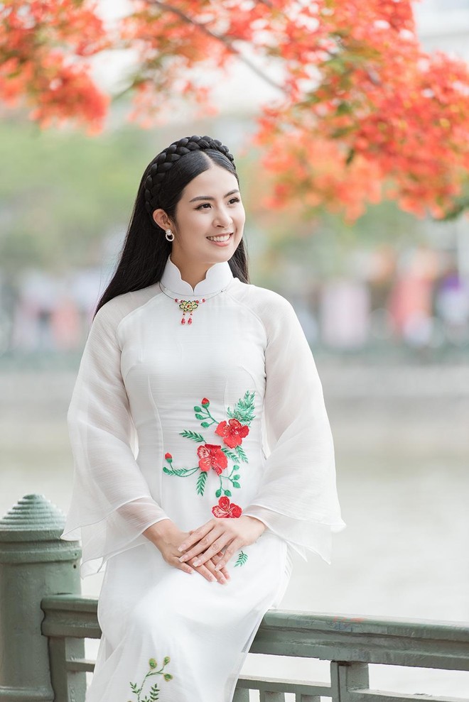 Hoa hậu Ngọc Hân trình làng bộ sưu tập áo dài lấy cảm hứng từ hoa phượng ảnh 3