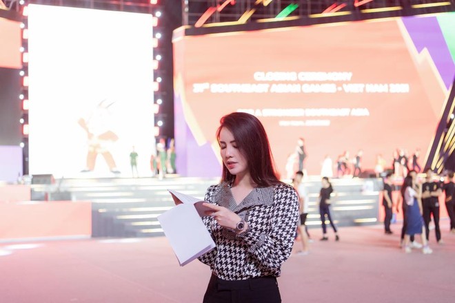 Á hậu Thụy Vân song hành với MC Đức Bảo dẫn lễ bế mạc SEA Games 31 ảnh 4
