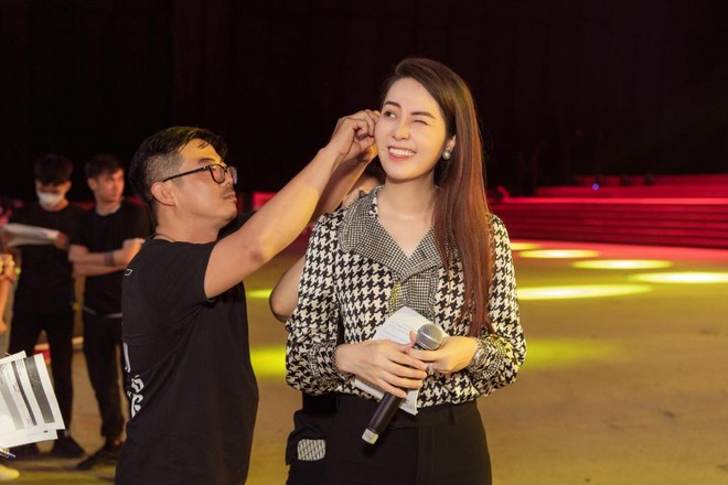 Á hậu Thụy Vân song hành với MC Đức Bảo dẫn lễ bế mạc SEA Games 31 ảnh 5