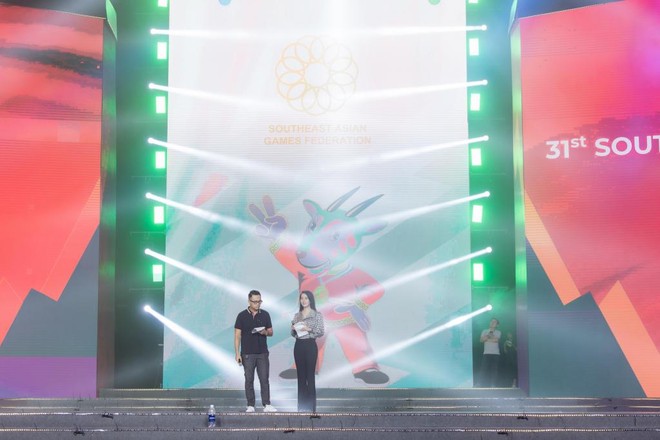 Á hậu Thụy Vân song hành với MC Đức Bảo dẫn lễ bế mạc SEA Games 31 ảnh 6