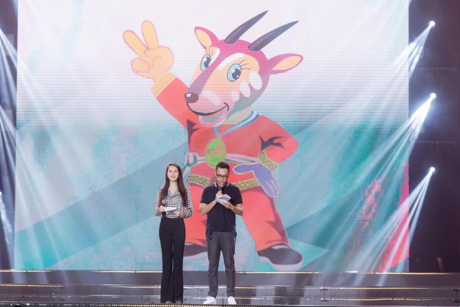Á hậu Thụy Vân song hành với MC Đức Bảo dẫn lễ bế mạc SEA Games 31 ảnh 7