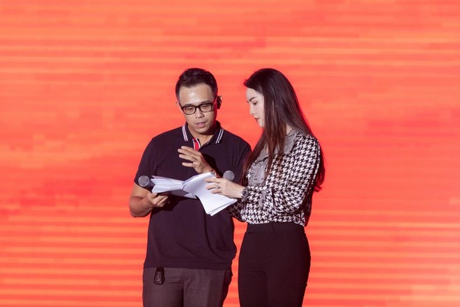 Á hậu Thụy Vân song hành với MC Đức Bảo dẫn lễ bế mạc SEA Games 31 ảnh 9
