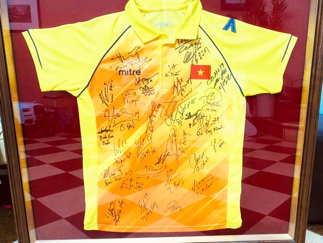 Đấu giá chiếc áo có đủ chữ ký của đội tuyển Việt Nam tại AFF Cup 2018 ảnh 1