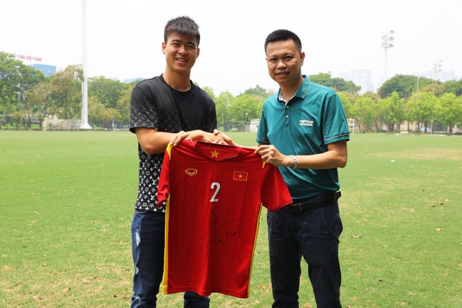 Đấu giá chiếc áo có đủ chữ ký của đội tuyển Việt Nam tại AFF Cup 2018 ảnh 2