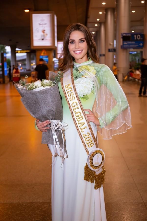 Người đẹp Séc đăng quang "Hoa hậu Toàn cầu" bất ngờ đến Việt Nam ảnh 2