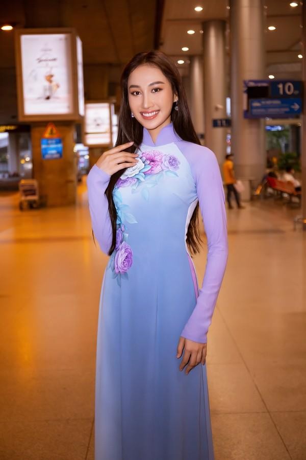 Người đẹp Séc đăng quang "Hoa hậu Toàn cầu" bất ngờ đến Việt Nam ảnh 3