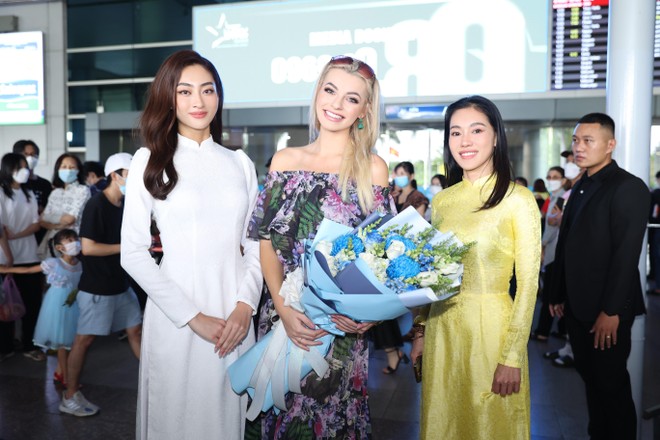 Nhan sắc cực phẩm của đương kim "Miss World 2021" Karolina Bielawski khi đến Việt Nam ảnh 11