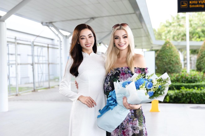 Nhan sắc cực phẩm của đương kim "Miss World 2021" Karolina Bielawski khi đến Việt Nam ảnh 10