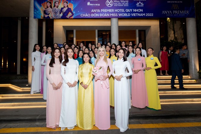 Nhan sắc cực phẩm của đương kim "Miss World 2021" Karolina Bielawski khi đến Việt Nam ảnh 7