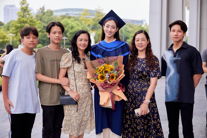 Hoa hậu Lương Thùy Linh gây ấn tượng với thành tích tốt nghiệp Đại học loại xuất sắc ảnh 6