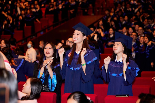 Hoa hậu Lương Thùy Linh gây ấn tượng với thành tích tốt nghiệp Đại học loại xuất sắc ảnh 1