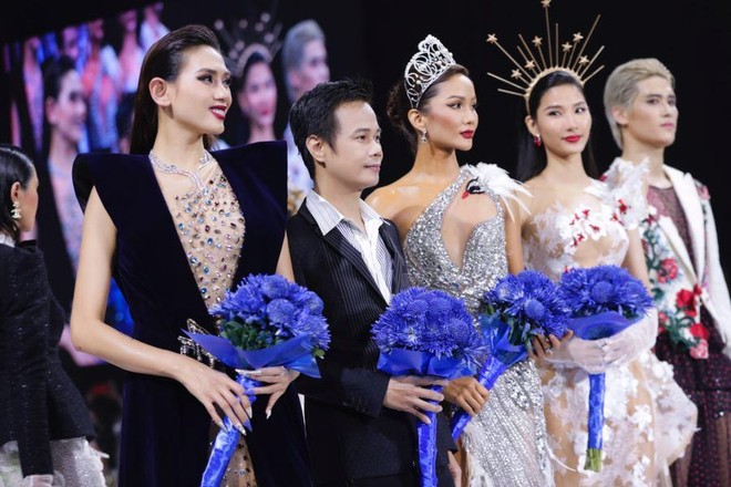 Hoa hậu H'hen Niê hát biểu diễn tại "Tuần lễ thời trang Milan" ảnh 1