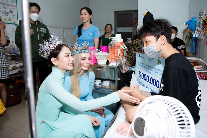 Hoa hậu Mai Phương rủ đương kim "Hoa hậu Thế giới" làm từ thiện ảnh 7