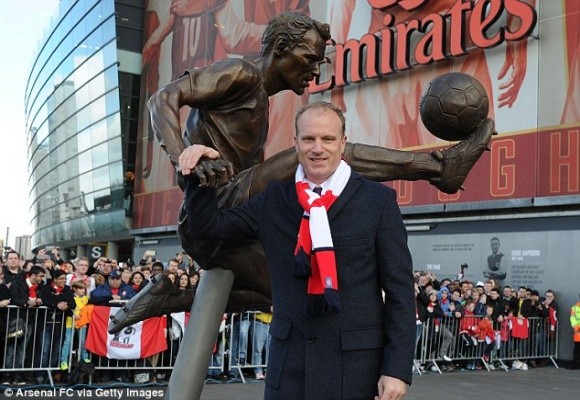 Dennis Bergkamp úp mở ý định kế vị Wenger dẫn dắt Arsenal ảnh 1