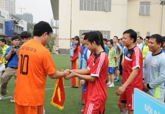 Bộ trưởng Đinh La Thăng sát cánh cùng các cựu danh thủ giành cúp vô địch ảnh 2