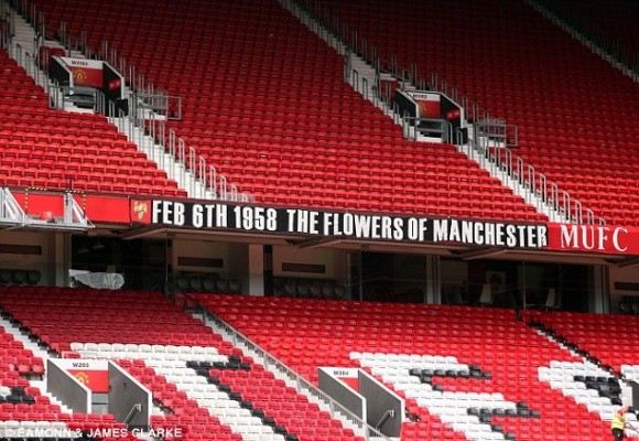 Tấm biển “Người được chọn” rời sân Old Trafford cùng David Moyes ảnh 2