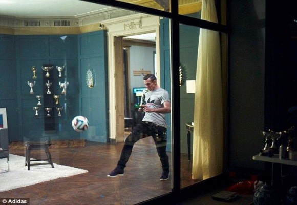 Sốc: Zidane rủ Bale, Moura tới “đập phá” cung điện nhà Beckham ảnh 1