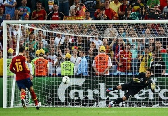 Sao tuyển Tây Ban Nha trình diễn siêu phẩm Panenka trên sân tập ảnh 1