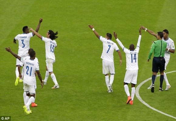 Benzema lập cú đúp, Pháp thắng dễ 10 người của Honduras ảnh 6
