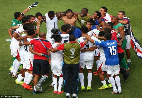 Gây địa chấn với thắng lợi trước Italia, Costa Rica tiễn Anh về nước ảnh 6