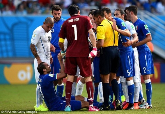 Marchisio nhận thẻ đỏ, 10 cầu thủ Italia “gục ngã” trước Uruguay ảnh 4