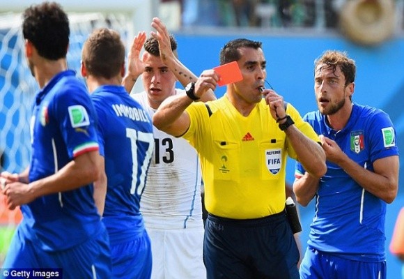 Marchisio nhận thẻ đỏ, 10 cầu thủ Italia “gục ngã” trước Uruguay ảnh 5