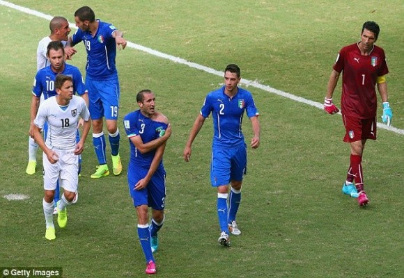 Marchisio nhận thẻ đỏ, 10 cầu thủ Italia “gục ngã” trước Uruguay ảnh 7