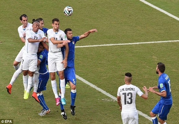Marchisio nhận thẻ đỏ, 10 cầu thủ Italia “gục ngã” trước Uruguay ảnh 8