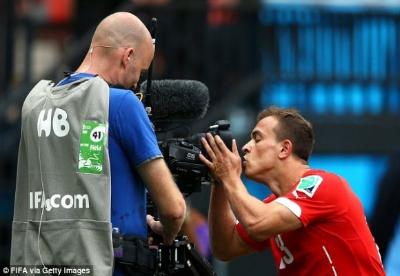 Shaqiri lập hat-trick, Thụy Sĩ theo Pháp vào vòng 16 đội ảnh 3