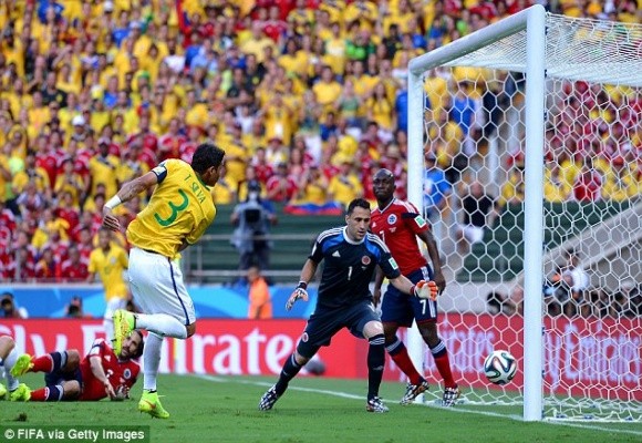 David Luiz lập siêu phẩm, trọng tài đưa chủ nhà Brazil vào bán kết ảnh 1