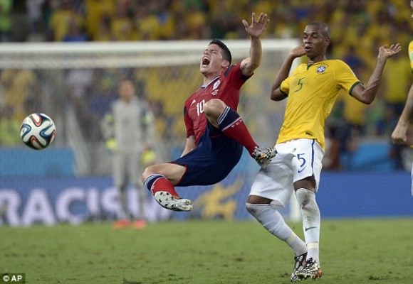 David Luiz lập siêu phẩm, trọng tài đưa chủ nhà Brazil vào bán kết ảnh 3