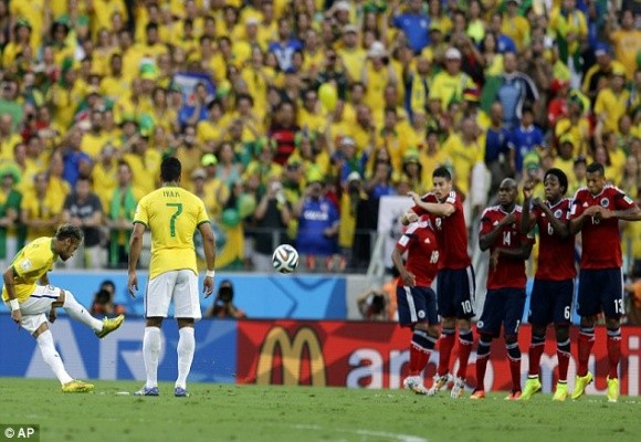 David Luiz lập siêu phẩm, trọng tài đưa chủ nhà Brazil vào bán kết ảnh 4