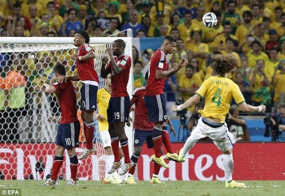 David Luiz lập siêu phẩm, trọng tài đưa chủ nhà Brazil vào bán kết ảnh 5