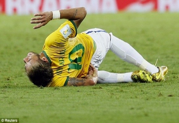 Cận cảnh tình huống dẫn tới chấn thương nghiêm trọng khiến Neymar chia tay World Cup ảnh 3