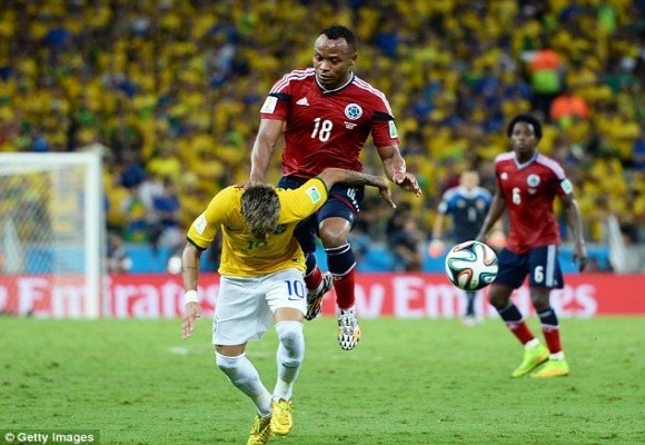 Cận cảnh tình huống dẫn tới chấn thương nghiêm trọng khiến Neymar chia tay World Cup ảnh 1