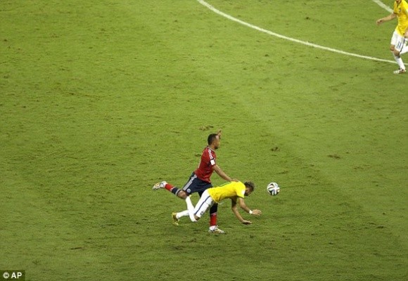 Cận cảnh tình huống dẫn tới chấn thương nghiêm trọng khiến Neymar chia tay World Cup ảnh 2