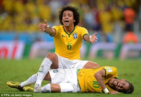 Cận cảnh tình huống dẫn tới chấn thương nghiêm trọng khiến Neymar chia tay World Cup ảnh 4