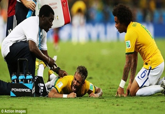 Cận cảnh tình huống dẫn tới chấn thương nghiêm trọng khiến Neymar chia tay World Cup ảnh 5