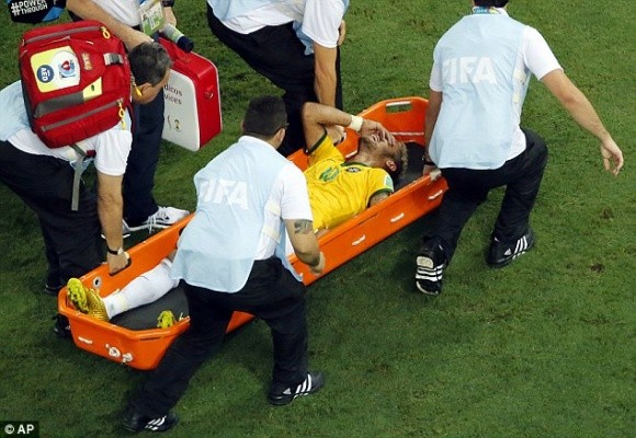 Cận cảnh tình huống dẫn tới chấn thương nghiêm trọng khiến Neymar chia tay World Cup ảnh 6