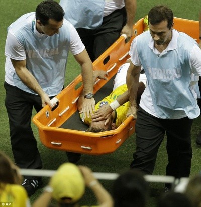 Cận cảnh tình huống dẫn tới chấn thương nghiêm trọng khiến Neymar chia tay World Cup ảnh 7