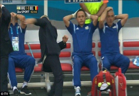 Hài hước HLV Sabella ngã ngửa vì tiếc nuối pha dứt điểm dội xà của Higuain ảnh 3