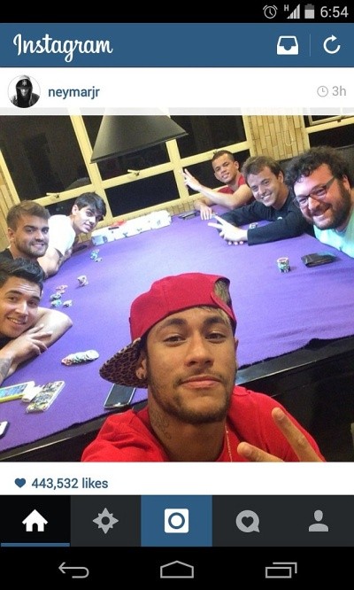 Không đá bóng, Neymar thành “thánh bài” ảnh 2