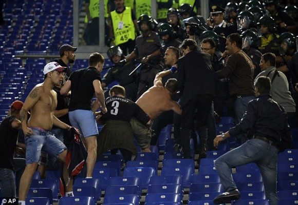 Thảm bại ở Roma, hooligan Nga lao vào “tẩn” các tifosi trên khán đài ảnh 3