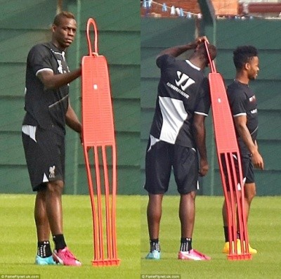 “Siêu quậy” Balotelli lại khoe “xế” khủng, làm trò hề trên sân tập ảnh 4