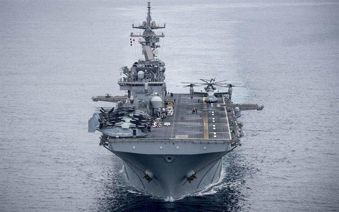 Tàu đổ bộ tấn công cực mạnh của Mỹ bị trực thăng Iran áp sát ảnh 1