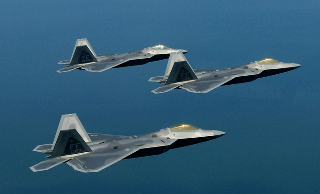 Mỹ triển khai loạt 12 tiêm kích ‘chim ăn thịt’ F-22 sát Ukraine ảnh 1