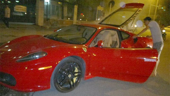 “Ngựa chiến” Ferrari bốc khói nghi ngút trên đường Kim Đồng ảnh 2